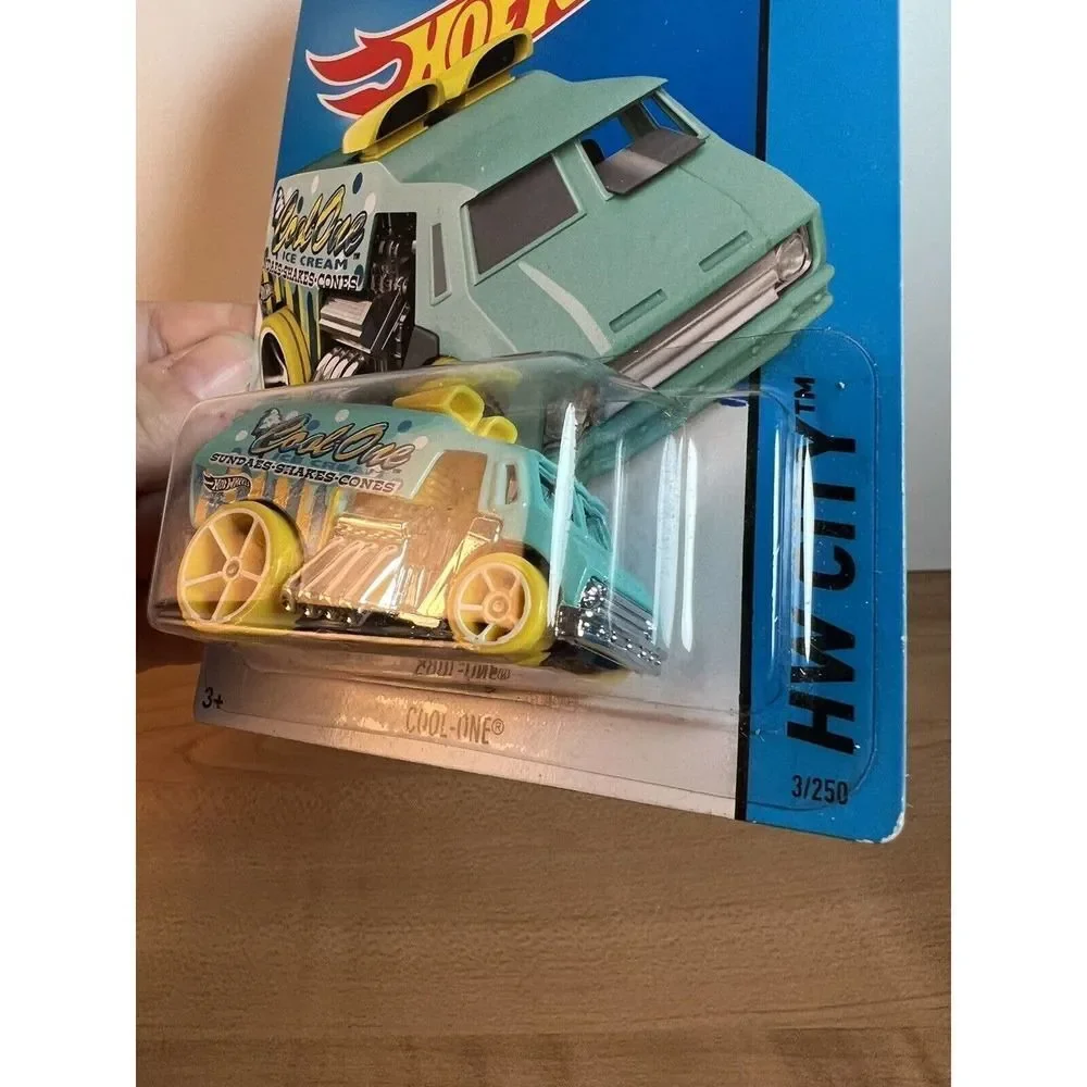 Hot Wheels Showdown HW City Works COOL-ONE - 2013 Mattel - New